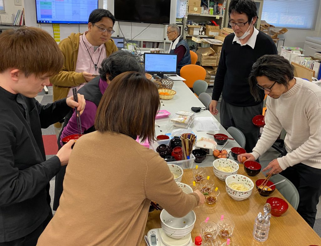 究極の釜玉うどんを求めて試食中