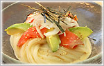 アボカドサーモンサラダぶっかけうどん
