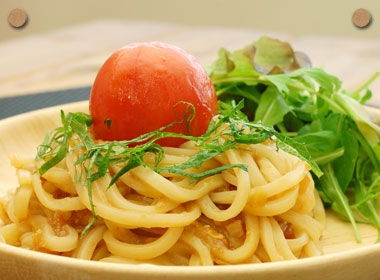 まるトマ味噌サラダぶっかけうどん