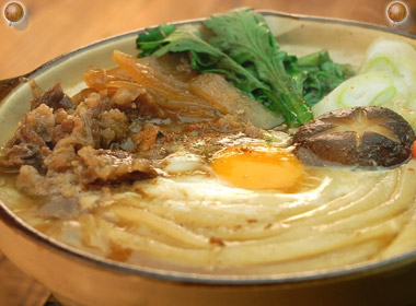 讃岐うどんの亀城庵公認レシピ　牛肉鍋焼きうどん