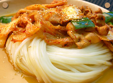 豚キムチ冷やしカレーぶっかけうどん