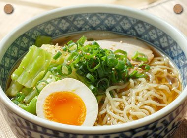 醤油スープで作る煮卵のせ醤油ラーメン