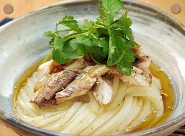 讃岐うどんの亀城庵公認レシピ　塩さばと三つ葉のぶっかけうどん