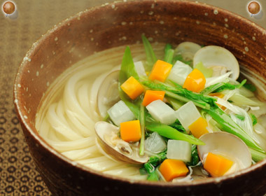 讃岐うどんの亀城庵公認レシピ　はまぐりと野菜のかけうどん