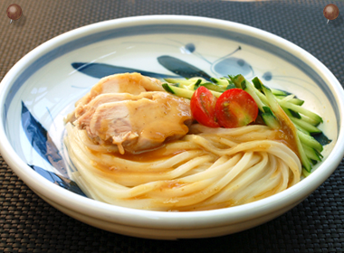 讃岐うどんの亀城庵公認レシピ　棒々鶏胡麻だれぶっかけ