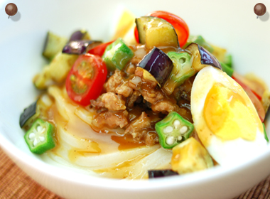 讃岐うどんの亀城庵公認レシピ　なすのごま肉味噌サラダうどん