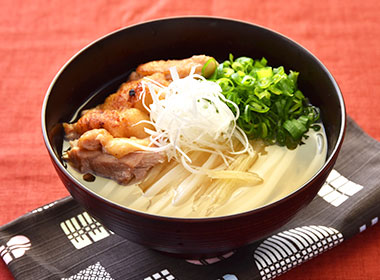 讃岐うどんの亀城庵公認レシピ　鶏肉と生姜うどん～葱三昧～