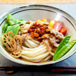 焼きオリーブ豚のピリ辛サラダうどん