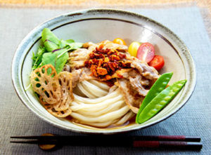 焼きオリーブ豚のピリ辛サラダうどん