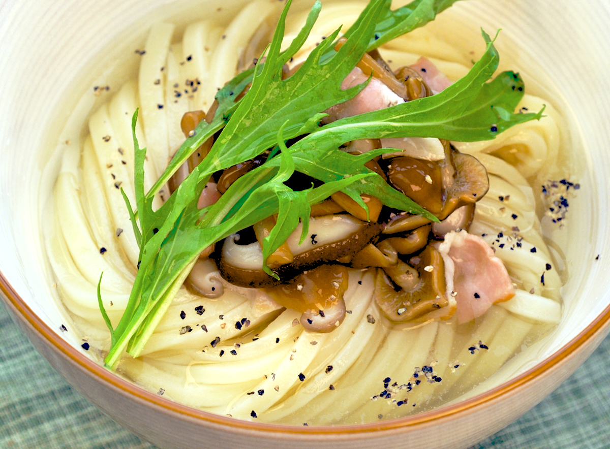 讃岐うどんの亀城庵公認レシピ　きのことベーコンのカフェ風うどん