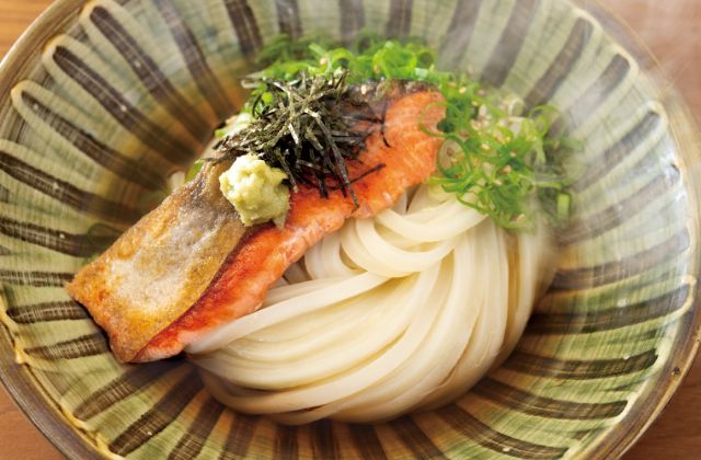 秋鮭の温ぶっかけうどん