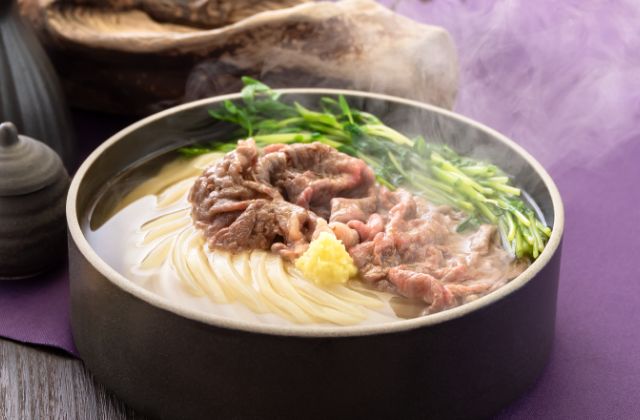 お肉をのせて、ごちそう肉うどん