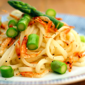 【おすすめレシピ】桜えびとアスパラガスのぶっかけうどん